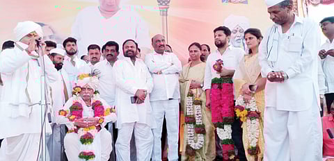 नगर : तारकेश्वर गडावर हजारो भाविकांची गर्दी ; घेतले नारायणबाबांचे दर्शन