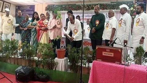 निफाड : दुसर्या परिवर्त ग्रामीण मराठी साहित्य संमेलनाचे उद्घाटन करताना मान्यवर.