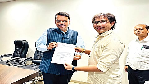 नाशिक : उपमुख्यमंत्री तथा ऊर्जामंत्री देवेंद्र फडणवीस यांना निमंत्रण देताना राकेश पाटील.