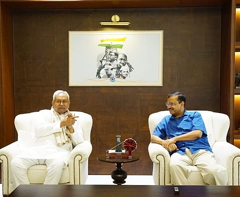 संयुक्त जदचे नेते व बिहारचे मुख्यमंत्री नितीश कुमार यांनी आज आप नेते व दिल्लीचे मुख्यमंत्री अरविंद केजरीवाल यांची भेट घेतली.