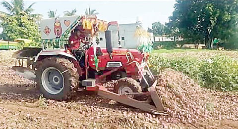 कुकाणा : कांद्याने केला शेतकर्यांचा वांदा; सडल्याने रोटाव्हेटर फिरवून गाडला मातीत