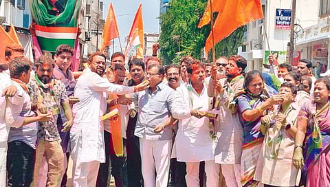 सोलापूर : जल्लोषात राष्ट्रवादी, शिवसेनाही सहभागी
