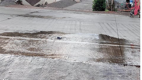 मालेगाव : सोयगाव मराठी शाळेजवळील मुख्य रस्त्याच्या मध्यभागी मनूआईजवळ होत असलेली पाणीगळती.