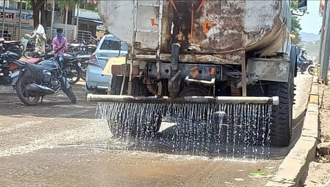 परभणी : रस्ता वरती तर दुकाने खाली सां. बा. उपअभियंत्याचा प्रताप; नियोजन शून्य कारभार