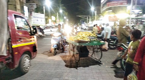 नवी सांगवीतील रस्त्यावरच वाहनांचे पार्किंग; प्रशासनाचे दुर्लक्ष