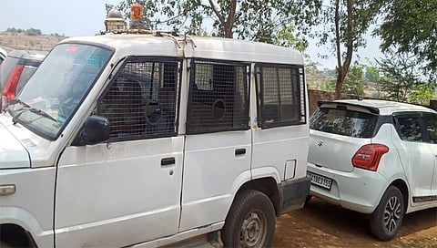 नाशिक : भररस्त्यातच वाहन नादुरुस्त होत असल्याने अशाप्रकारे वाहन उभे करुन पोलीसांच्या कामात व्यत्यय येत आहे (छाया: प्रशांत हिरे)