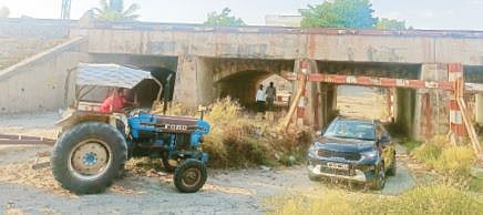 केडगावच्या रेल्वे पुलाखालील रस्त्याचा प्रश्न ऐरणीवर