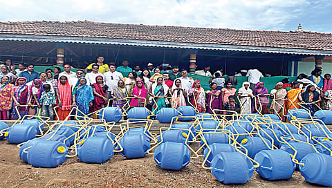 नाशिक : आदिवासी महिलांना रोलिंग ड्रम वाटपाप्रसंगी मान्यवर.