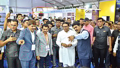 नाशिक : विविध स्टॉल्सबाबतची मनसेप्रमुख राज ठाकरे यांना माहिती देताना निमा अध्यक्ष धनंजय बेळे, मिलिंद राजपूत. समवेत निमाचे पदाधिकारी. (छाया : हेमंत घोरपडे)