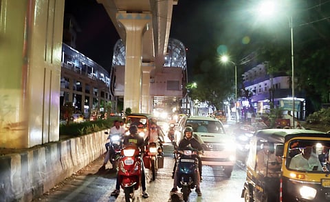 वडगाव मावळ : रस्ता झाला मोठा; पण वाहतुकीला पडतोय तोटा