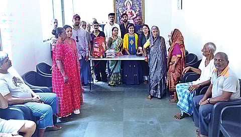 नाशिक : तपोवन येथील वृद्धाश्रमात वृद्धांसमवेत वाढदिवस साजरा करताना रेणू खंडारे. समवेत आश्रमातील सदस्य.