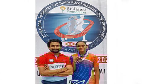 नाशिक : राष्ट्रीय स्पर्धेत रौप्यपदक मिळविणारी श्रावणी सांगळे आणि प्रशिक्षक वैजनाथ काळे.