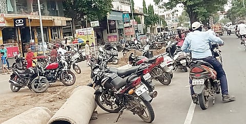 भिगवण मार्गावरील सेवा रस्ता बनला पार्किंग हब