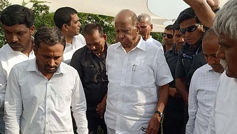 Sharad Pawar : राजीनामा माघारीनंतर शरद पवार थेट शेतकऱ्यांच्या बांधावर