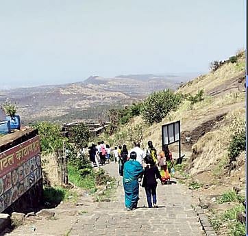 सिंहगड किल्ला अचानक बंद केल्याने पर्यटकांचा हिरमोड ; खडकवासला चौपाटीवरही नो एंट्री !