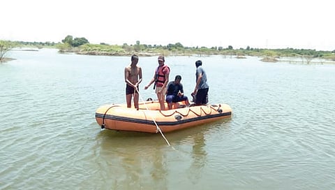 दुशिंगपूर : बंधार्यात तरुणाचा मृतदेह शोधताना जीवरक्षक दलाचे पथक.