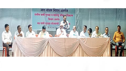 सिन्नर : जलजीवन मिशन योजनेच्या बैठकीत बोलताना आमदार माणिकराव कोकाटे. समवेत अधिकारी.