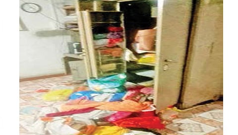 दुशिंगपूर : चोरीदरम्यान चोरट्यांनी अस्तव्यस्त केलेले साहित्य.