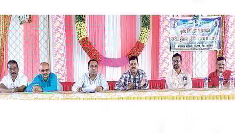 सिन्नर : कृषी निविष्ठा विक्रेत्यांच्या खरीप हंगाम पूर्व नियोजन, प्रशिक्षण कार्यशाळेत बोलताना कृषी अधिकारी नंदकुमार अहिरे. समवेत संजय सूर्यवंशी, महेश वेठेकर आदी.