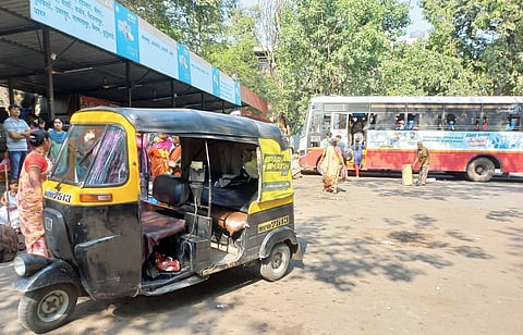 पुणे : स्वारगेट एसटी स्टँड की रिक्षा स्टँड? स्थानकावर मद्यपींचा अड्डा