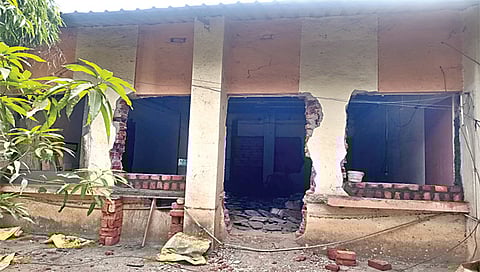 नाशिक : नूतनीकरणासाठी तहसीलदार कार्यालयात सुरू असलेली तोडफोड.