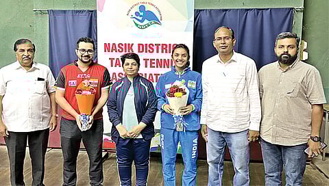 नाशिक : तनिशा कोटेचा व जय मोडक यांचा सत्कार करताना आदिवासी विकास आयुक्त नयना गुंडे. समवेत नरेंद्र छाजेड, शेखर भंडारी, अभिषेक छाजेड आदी.