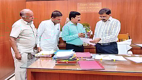 नाशिक : शिक्षण संचालक संपत सूर्यवंशी यांच्यासोबत चर्चा करताना मुख्याध्यापक संयुक्त महामंडळाचे शिष्टमंडळ.