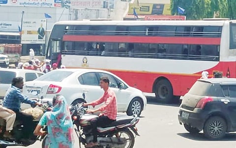 नेवासा फाट्यावर वाहतुकीची कोंडी