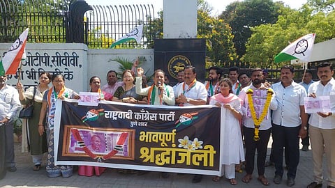 पुण्यात आरबीआयच्या कार्यालयासमोर राष्ट्रवादीने २ हजार रुपयांच्या नोटेला हार घालत वाहिली श्रध्दांजली