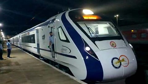 Vande Bharat Express : वंदे भारत एक्सप्रेस कोकणवासियांच्या सेवेसाठी सज्ज; उद्घाटनासाठी कोकण रेल्वे मार्गावर दाखल