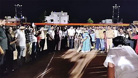 वणी : येथे फलंदाजी करत खासदार चषकाचे उद्घाटन करताना केंद्रीय आरोग्य राज्यमंत्री डॉ. भारती पवार. समवेत मान्यवर.