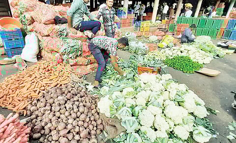पुणे : उन्हामुळे फळभाज्यांची आवक घटली