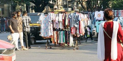 पुणे : हातगाडी चालकांकडून पदपथ गिळंकृत