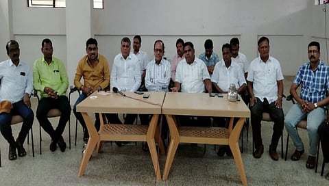 विटा : मुख्याधिकाऱ्यांच्या भ्रष्टाचारात सामिल असणाऱ्यांची चौकशी करा; सत्ताधारी नगरसेवकांची मागणी