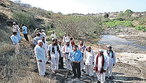 येवला : नियोजित प्रकल्पाच्या ठिकाणी पाहणी करताना शेतकरी. (छाया: अविनाश पाटील)