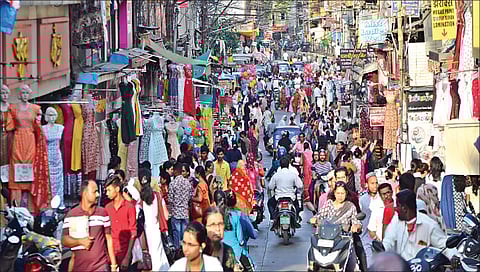 नाशिक : महापालिकेच्या अतिक्रमण निर्मूलन मोहिमेनंतर मेनरोड परिसरात विक्रेत्यांनी पथकाची पाठ फिरताच पुन्हा थाटलेली दुकाने. (छाया: हेमंत घोरपडे)