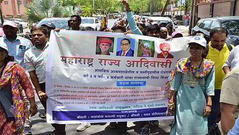 नाशिक : बाह्यस्रोताद्वारे कर्मचारी नियुक्तिविरोधात रोजंदारी कर्मचाऱ्यांनी काढलेला लाँगमार्च. (छाया : हेमंत घोरपडे)