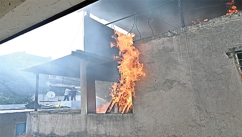 नाशिक : टेस्टींग लॅबला लागलेली आग. (छाया: हेमंत घाेरपडे)