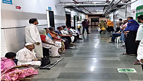 नाशिक : क्स-रे काढण्यासाठी प्रतीक्षेत असलेले दिव्यांग रुग्ण व त्यांचे नातेवाईक.