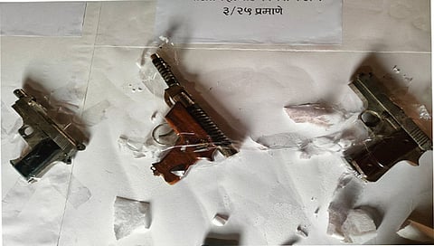 इगतपुरी : पोलिसांनी आरोपीकडून हस्तगत केलेल्या दोन देशी पिस्तूल व एअरगन.
