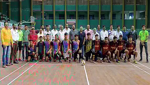 नाशिक : जिल्हा फुटसाल अजिंक्यपद स्पर्धेचे उद्घाटन करताना अखिल भारतीय मराठा महासंघाचे युवक जिल्हाध्यक्ष व्यंकटेश मोरे. समवेत खेळाडू. (छाया: हेमंत घोरपडे)