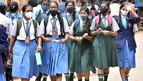 कर्नाटकात शाळेतील मुलींना स्कर्ट ऐवजी चुडीदार, पँट वापरण्याची शिफारस