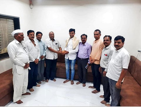 पिंपळनेर : कल्पेश चौरेचा सत्कार करताना पंचायत समितीचे गटविकास अधिकारी सोनवणे, पंचायत समिती पेठ गटविकास अधिकारी जे. टी. सूर्यवंशी, विस्तार अधिकारी हर्षल महंत आदी. (छाया: अंबादास बेनुस्कर)