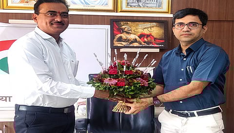 चांदवड : मावळते तहसीलदार प्रदीप पाटील यांच्याकडून पदभार स्वीकारताना नवनियुक्त तहसीलदार मंदार कुलकर्णी. (छाया - सुनिल थोरे)