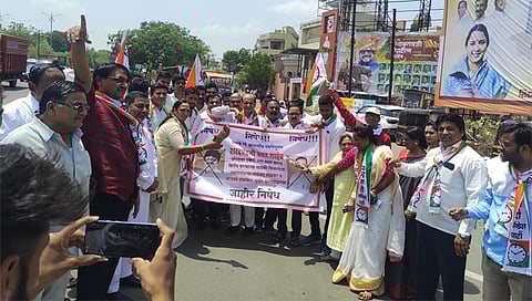 जळगाव : भाजप नेत्यांविरोधात निषेध नोंदवत जोडे मारो आंदोलन करताना राष्ट्रवादी युवक काँग्रेस जळगाव शहराचे पदाधिकारी व कार्यकर्ते. (छाया: चेतन चौधरी)