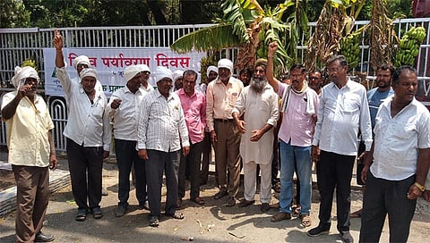 जळगाव : दीपनगर वीज निर्मिती केंद्रासमोर मरणदिन साजरा करताना शेतकरी. (छाया: चेतन चौधरी)