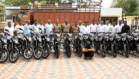 जळगाव : चोरी झालेल्या दुचाकीसह एकास अटक करताना स्थानिक गुन्हे शाखेच्या पथक. (छाया: चेतन चौधरी)