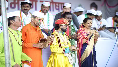 जळगाव : जिल्हाधिकारी कार्यालयासमोर जागरण गोंधळ पूजन करताना जिल्हा राष्ट्रवादी युवक काँग्रेसचे कार्यकर्ते. (छाया: चेतन चौधरी)