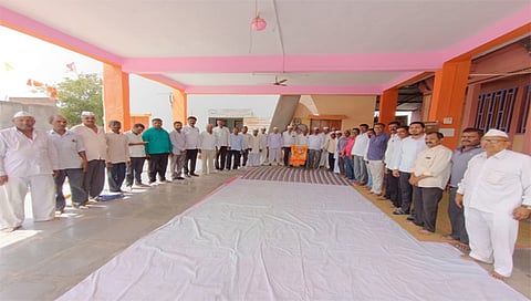 नाशिकरोड : जाखोरीत ५७ वा शिवसेनेचा वर्धापन दिनी शिवसेनाप्रमुख बाळासाहेब ठाकरे यांच्या प्रतिमा पुजन प्रसंगी ग्रा. पं.सदस्य राहुल धात्रक, विश्वास कळमकर, अशोक धात्रक, एकनाथ खाडे, रामदास बोराडे,निवृत्ती माळी, आदीसह ग्रामस्थ. (छाया : उमेश देशमुख)