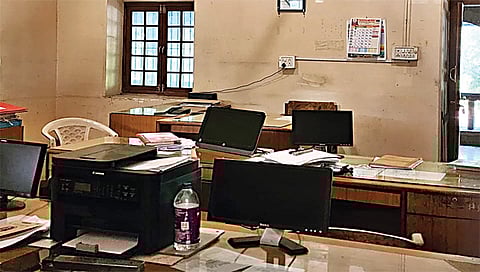 नाशिक : जिल्हाधिकारी कार्यालयात विजेअभावी बंद असलेले संगणक आणि कार्यालयात पडलेला अंधार.